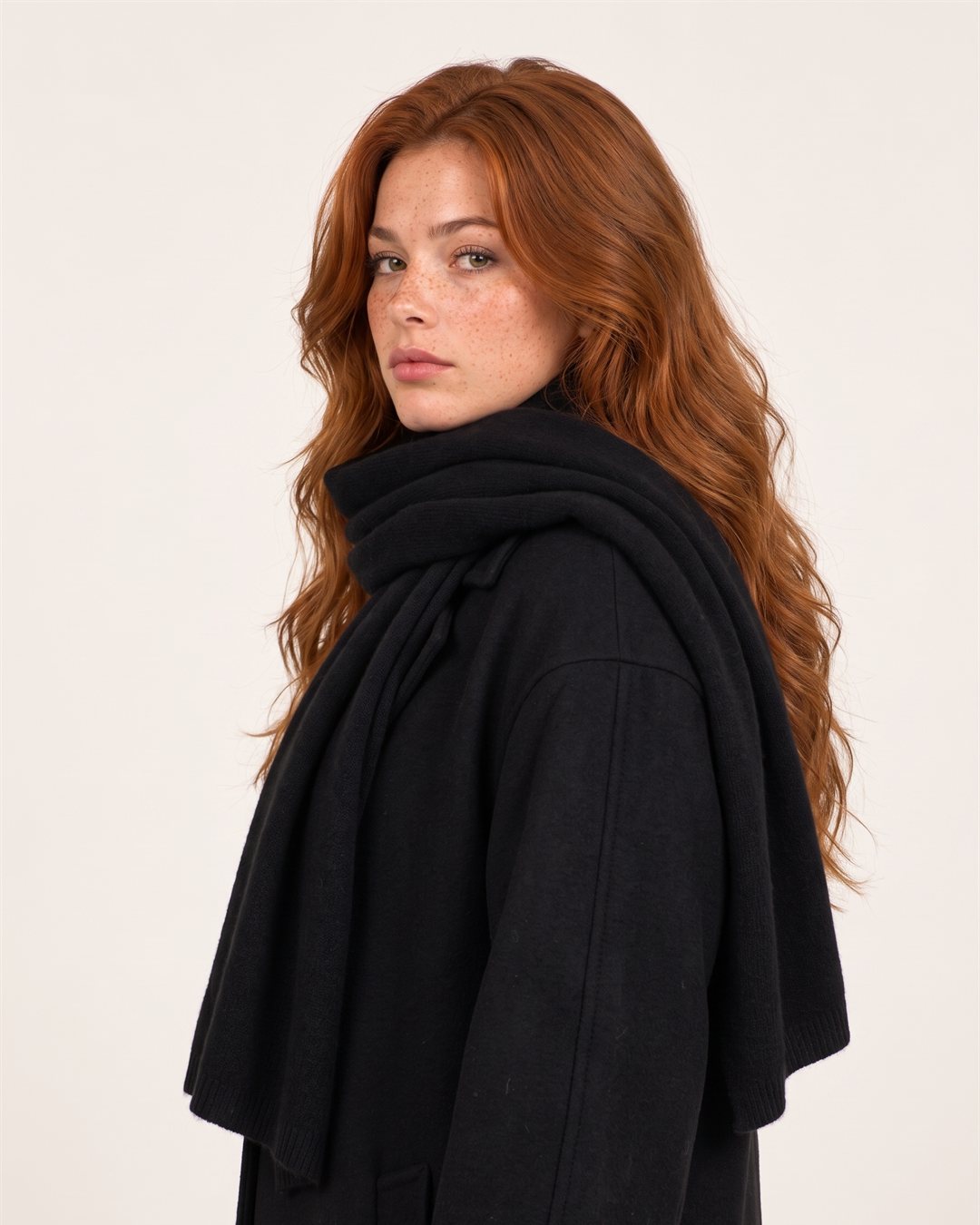 Cortina Cashmere Scarf in Black — color view